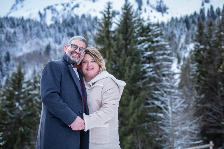 couple lors de leur mariage d'hiver en haute savoie