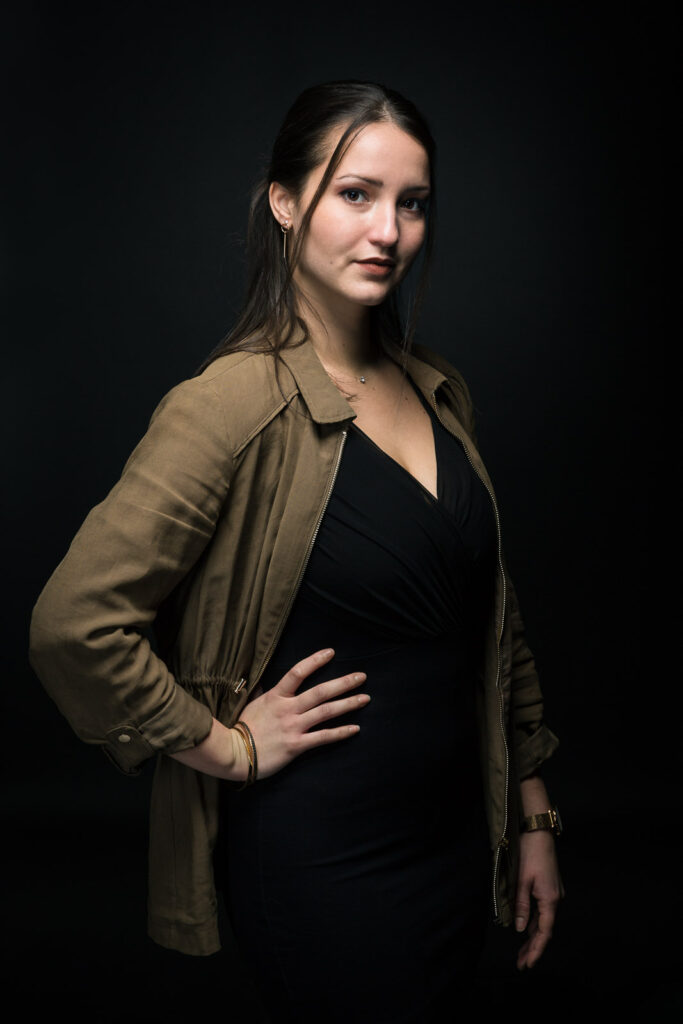 portrait jeune femme en studio