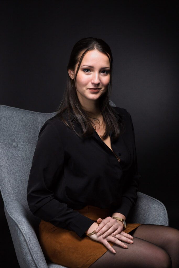 Portrait d'une femme assise sur un fauteuil prise par un photographe professionnel de portrait