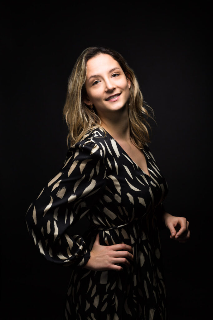 portrait jeune femme en studio