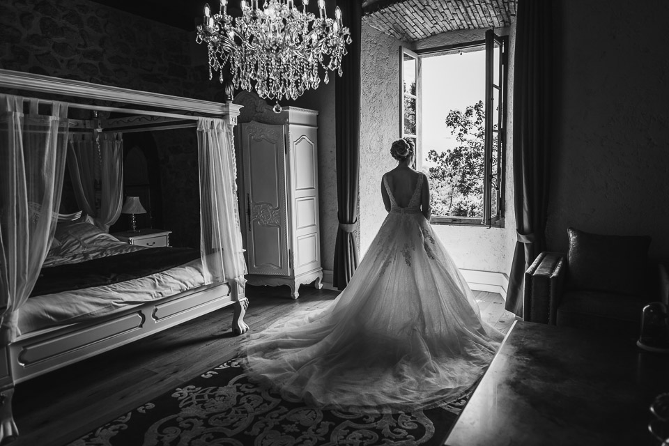 la mariée dans sa robe de mariée dans une suite du domaine du château de la Rive