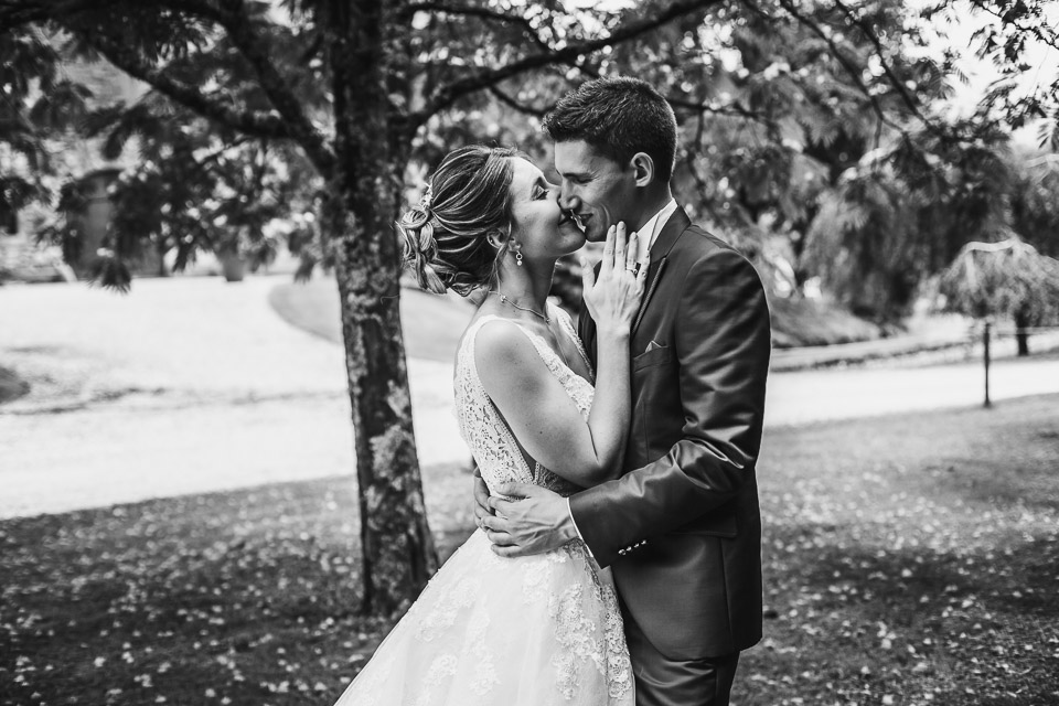 couple de mariés amoureux le jour de leur mariage, prise par Thomas Vigliano photographe en Savoie et Haute Savoie