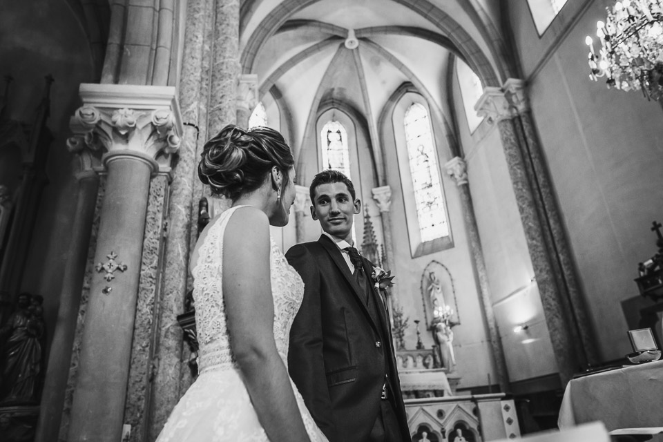 couple de mariés lors de leur cérémonie religieuse à l'église prise par un photographe professionnel