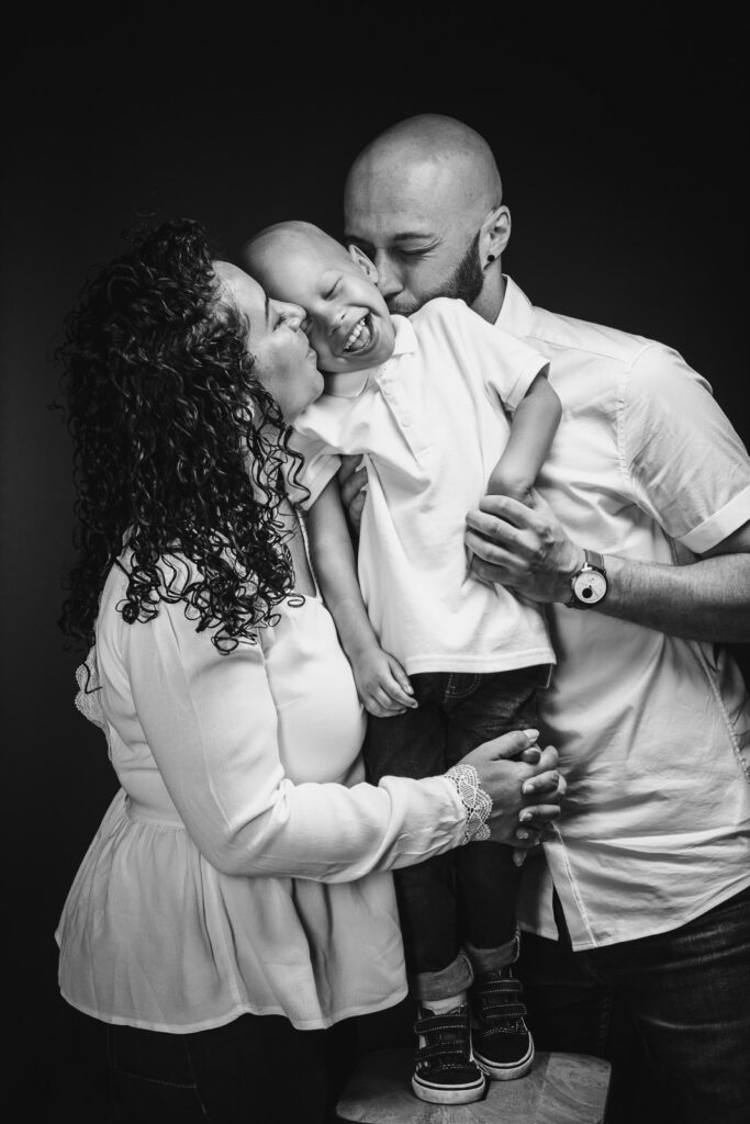 photo d'une famille prise par un photographe professionnel lors d'une séance en studio