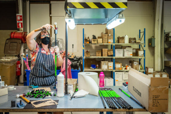 photo d'un ouvrier au travail dans une usine réalisée par un photographe professionnel