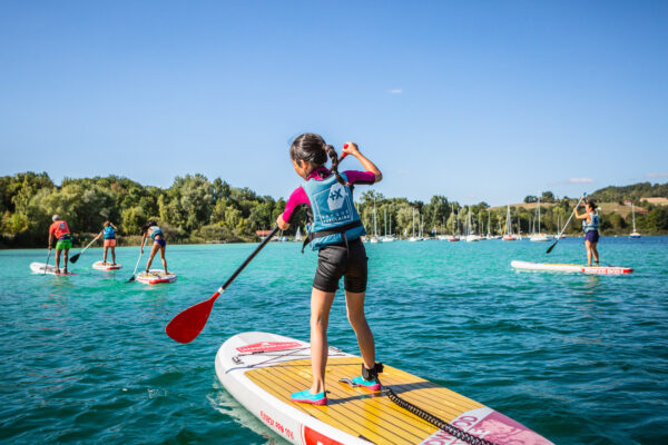 photo d'une petite fille en stand up paddle lors d'un reportage photo par un photographe professionnel