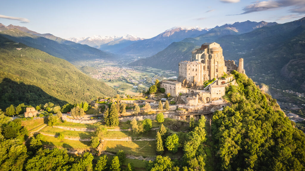 Monument religieux dans un décor alpin, prise de vues par drone