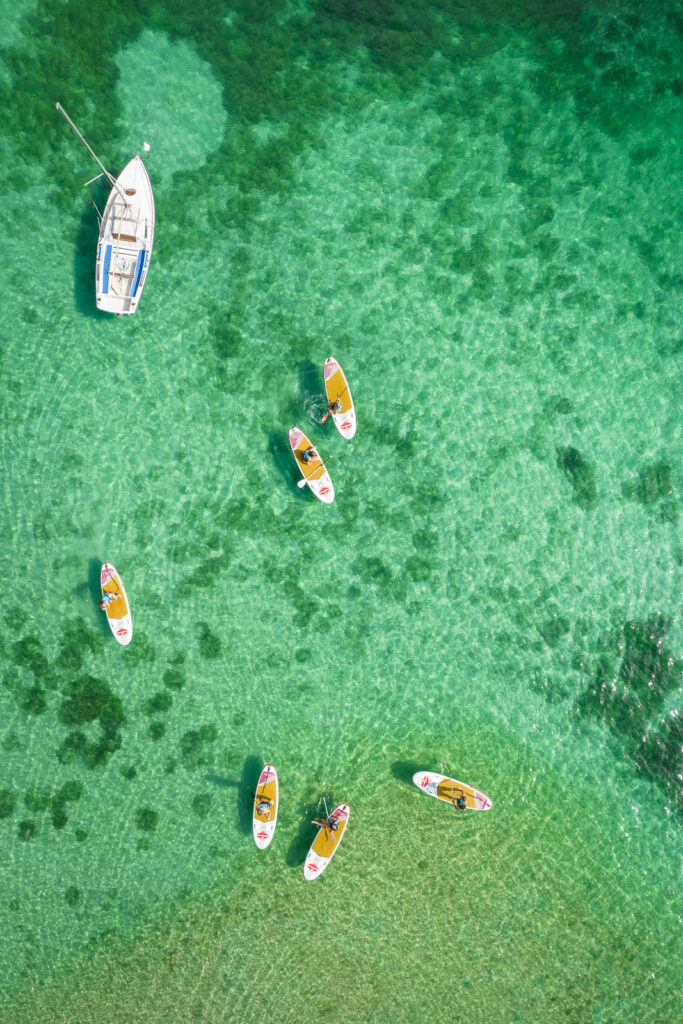 photo de paddles sur un lac en savoie prise avec un drone par le photographe Thomas Vigliano
