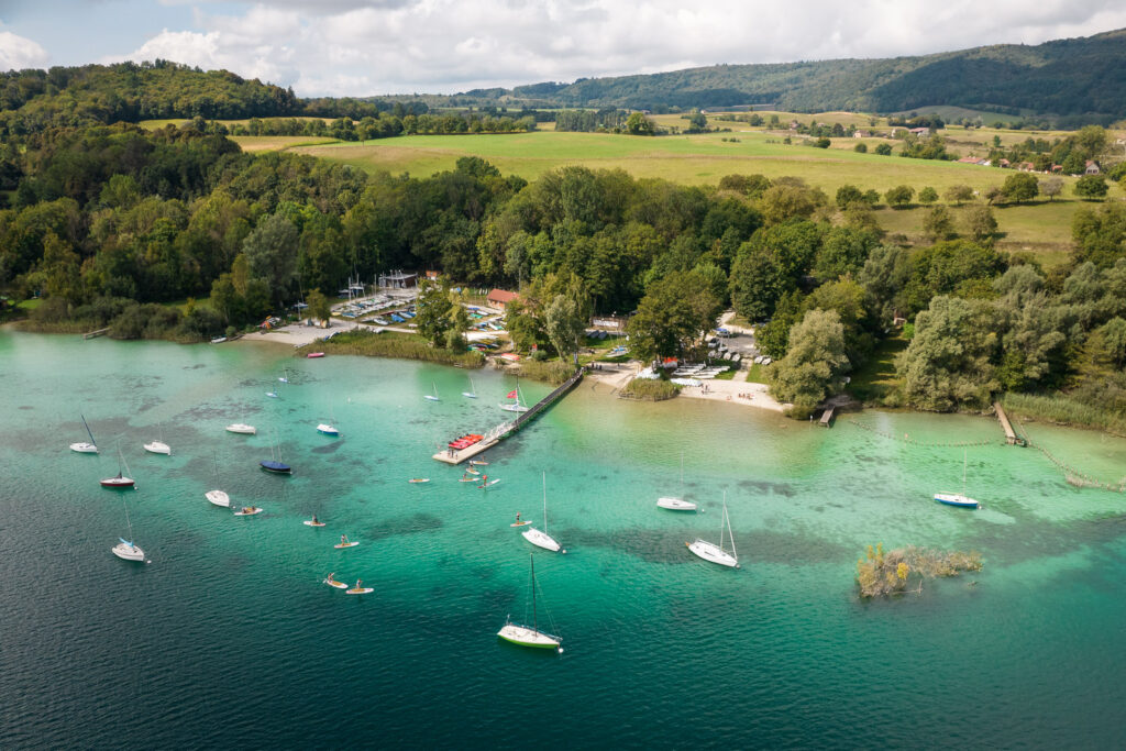 photo d'un lac en savoie prise avec un drone par le photographe Thomas Vigliano