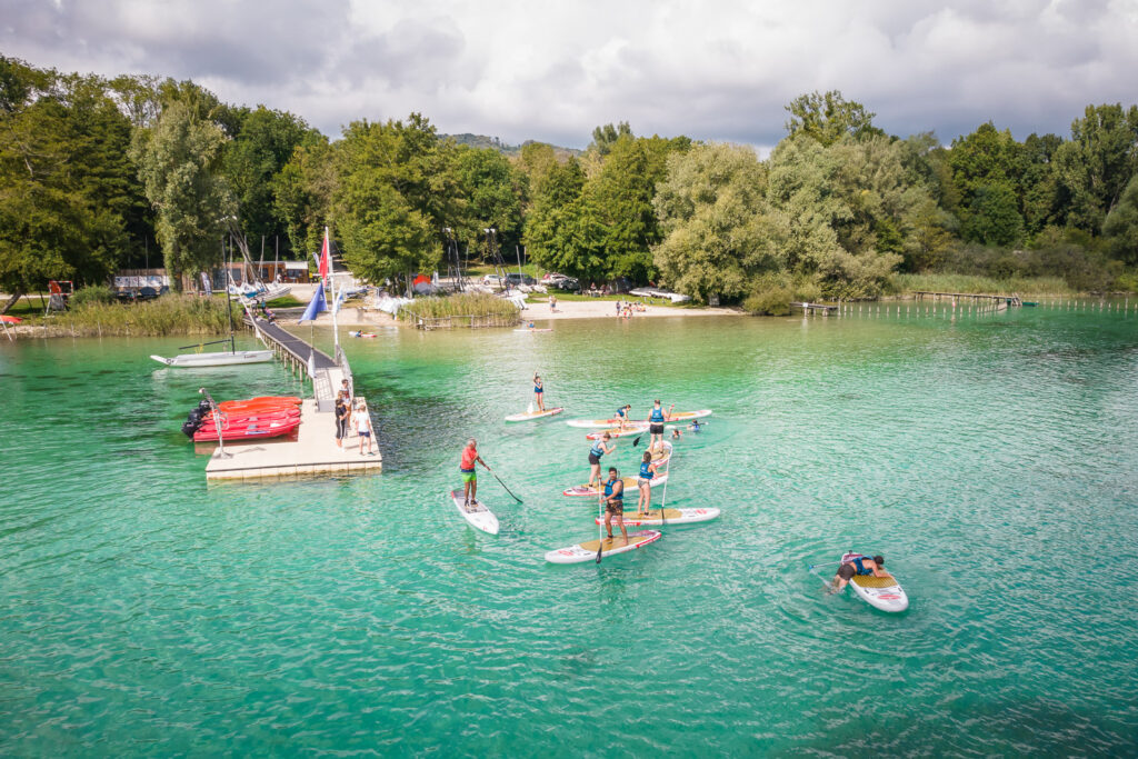 paddles sur un lac, photo prise par drone