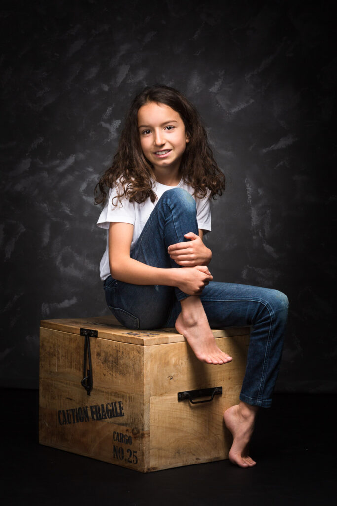 portrait d'une jeune fille en studio avec fond personnalisé par thomas vigliano photographe portraitiste professionnel