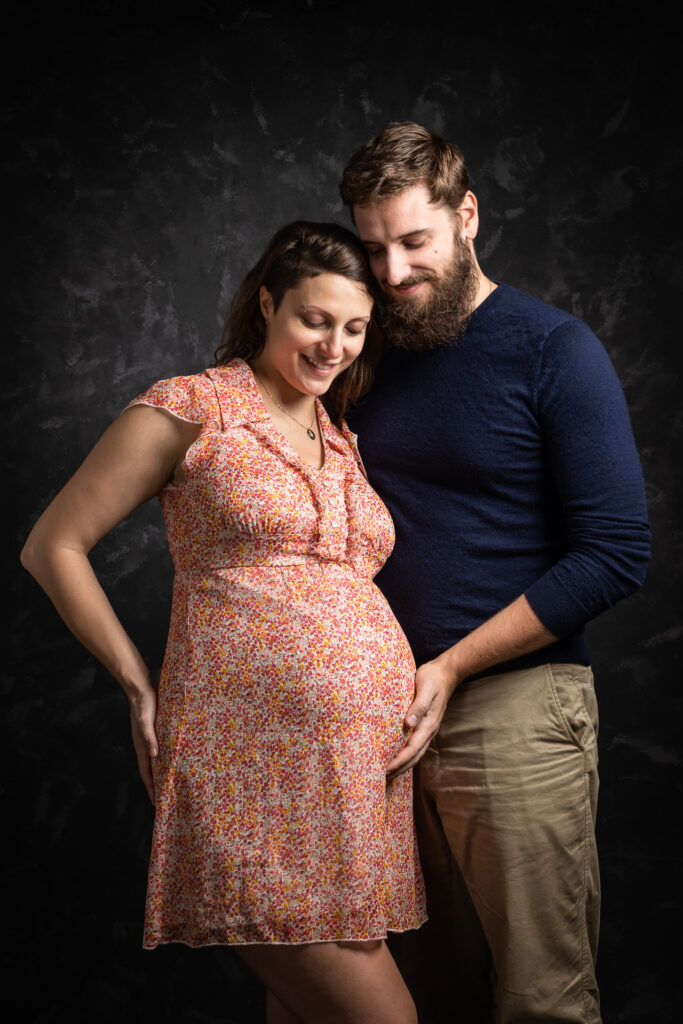 séance photo grossesse avec un couple en studio, faite un photographe professionnel à Aix les Bains