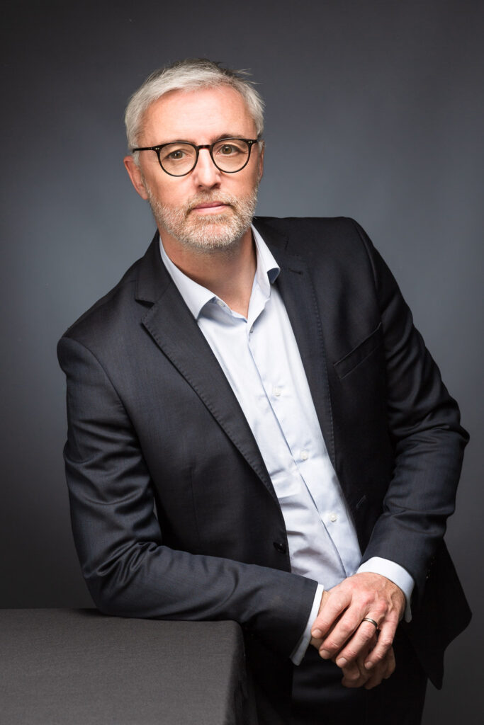 Portrait corporate d'un homme accoudé