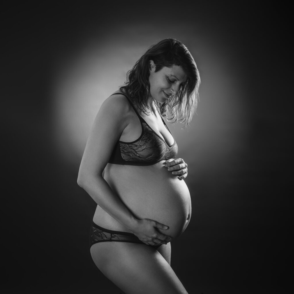 séance photo grossesse avec une femme enceinte en lingerie en studio, réalisée par un photographe professionnel à Chambéry