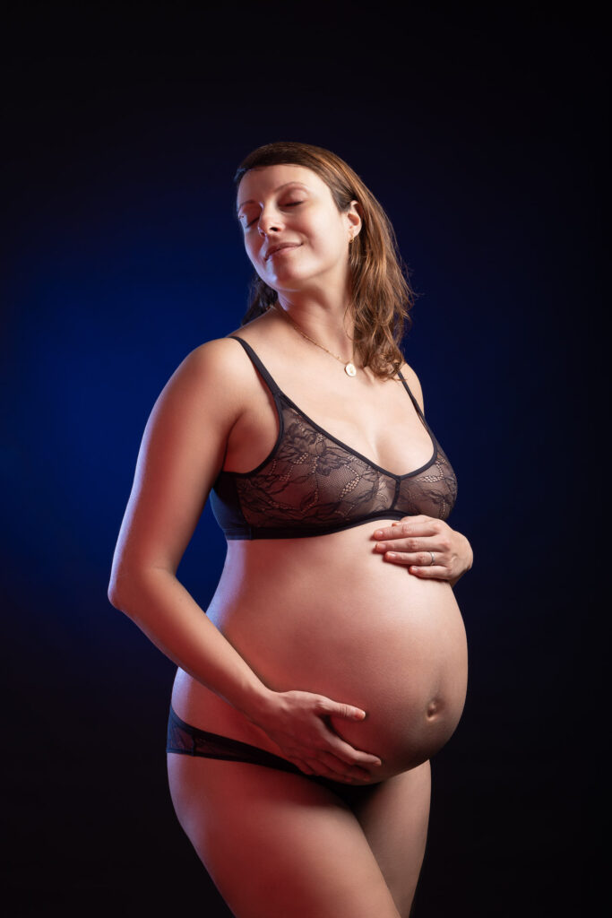 séance photo grossesse avec une femme enceinte en lingerie en studio, réalisée par un photographe professionnel à Annecy