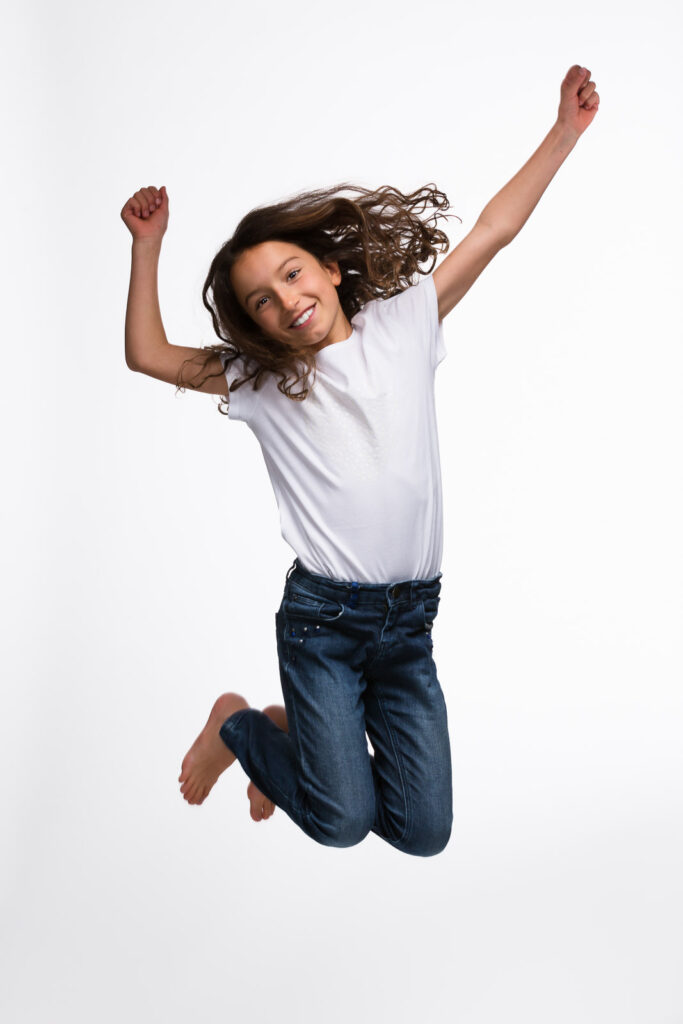 portrait d'une jeune fille en studio avec fond blanc par thomas vigliano photographe portraitiste professionnel