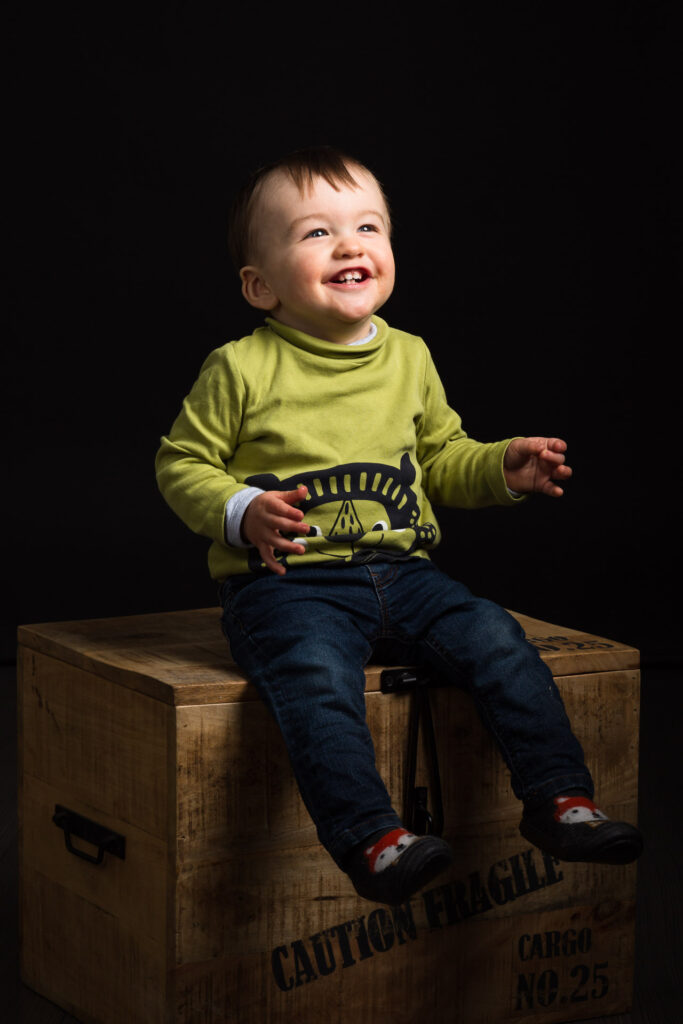 photo d'un enfant en studio réalisé par un photographe professionnel