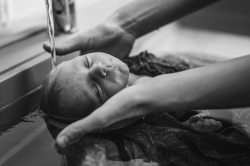 photo d'un nouveau né lors d'un bain bébé thérapeutique réalisée par un photographe professionnel à Annecy