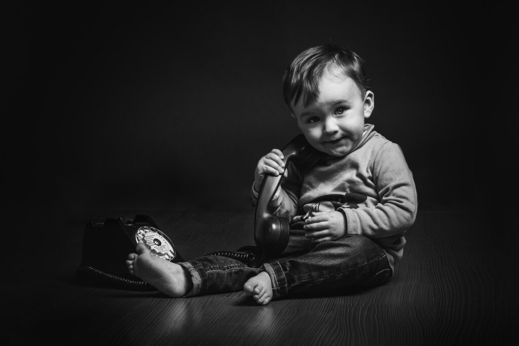 photo d'un enfant en studio réalisé par un photographe professionnel