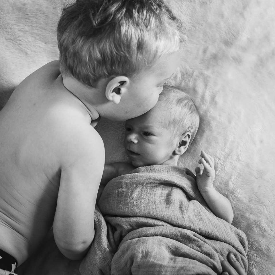 photo d'un nouveau né avec son frère