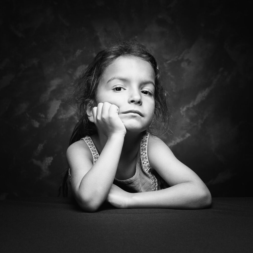 portrait d'une enfant en studio avec fond personnalisé, par thomas vigliano photographe portraitiste professionnel à Chambéry