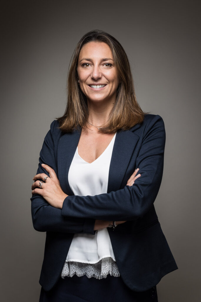 portrait corporate d'une femme en chemise et tailleur, photo réalisée en studio par un photographe professionnel