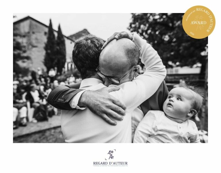 photo pleine d'émotion récompensée par un award réalisée par thomas vigliano photographe lors d'une cérémonie de mariage