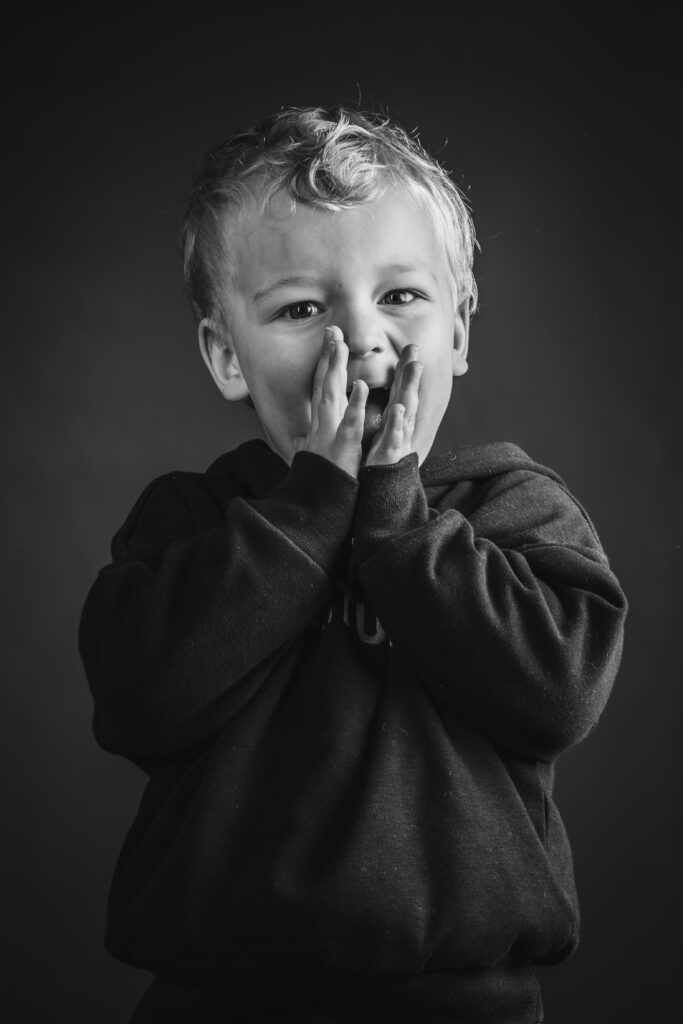 portrait studio d'un enfant, prise par un photographe professionnel à Aix les Bains