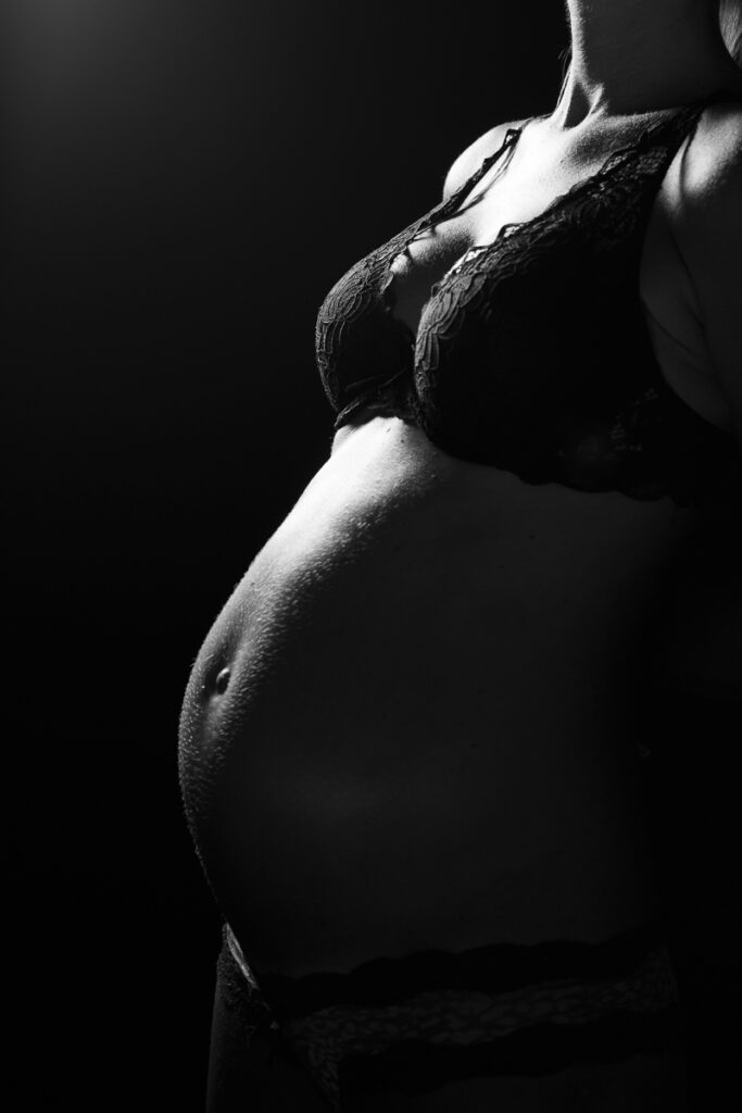 femme enceinte en lingerie , photo en noir et blanc, prise par thomas vigliano photographe studio en Savoie et Haute Savoie
