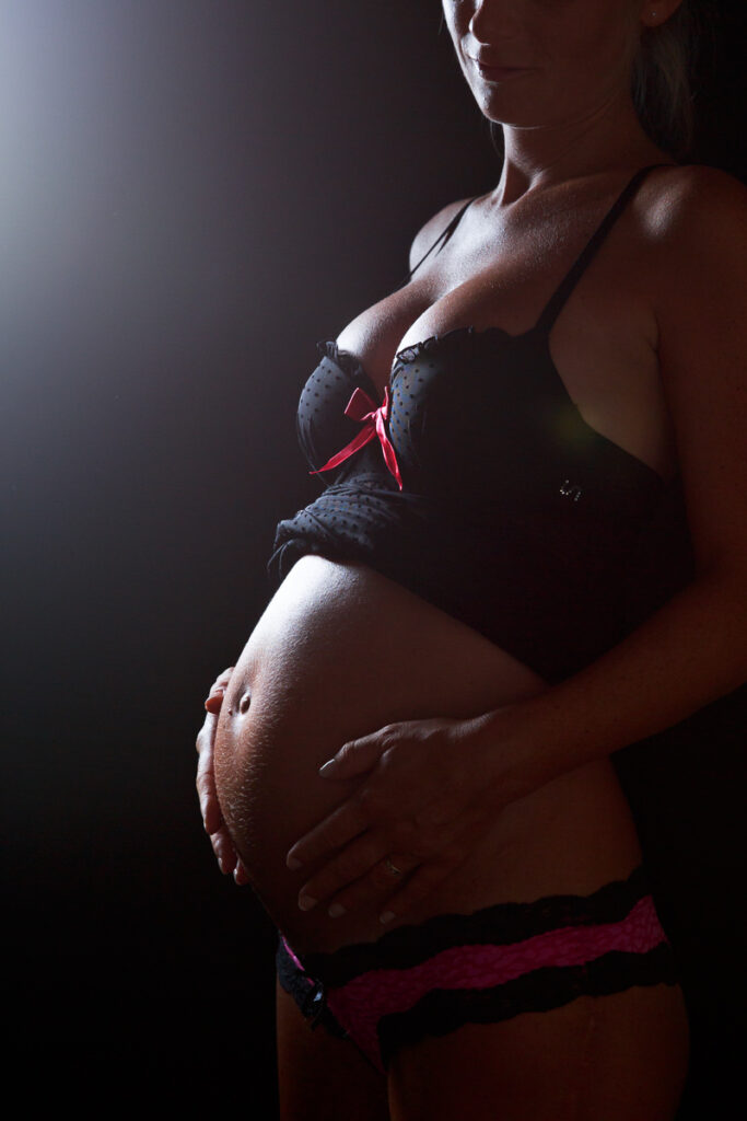 femme enceinte en lingerie prise en studio par thomas vigliano photographe à Chambéry