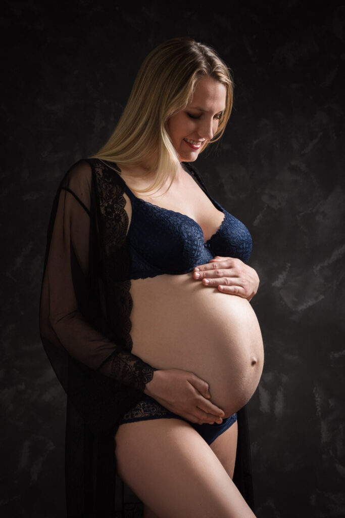 photo d'une femme enceinte en couleur prise lors d'une séance photo grossesse en studio, réalisée par un photographe professionnel à Aix les bains