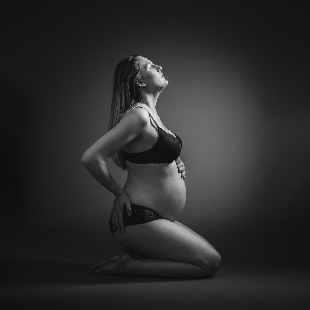 photo d'une femme enceinte prise lors d'une séance photo grossesse en studio, réalisée par thomas vigliano un photographe professionnel à Chambéry