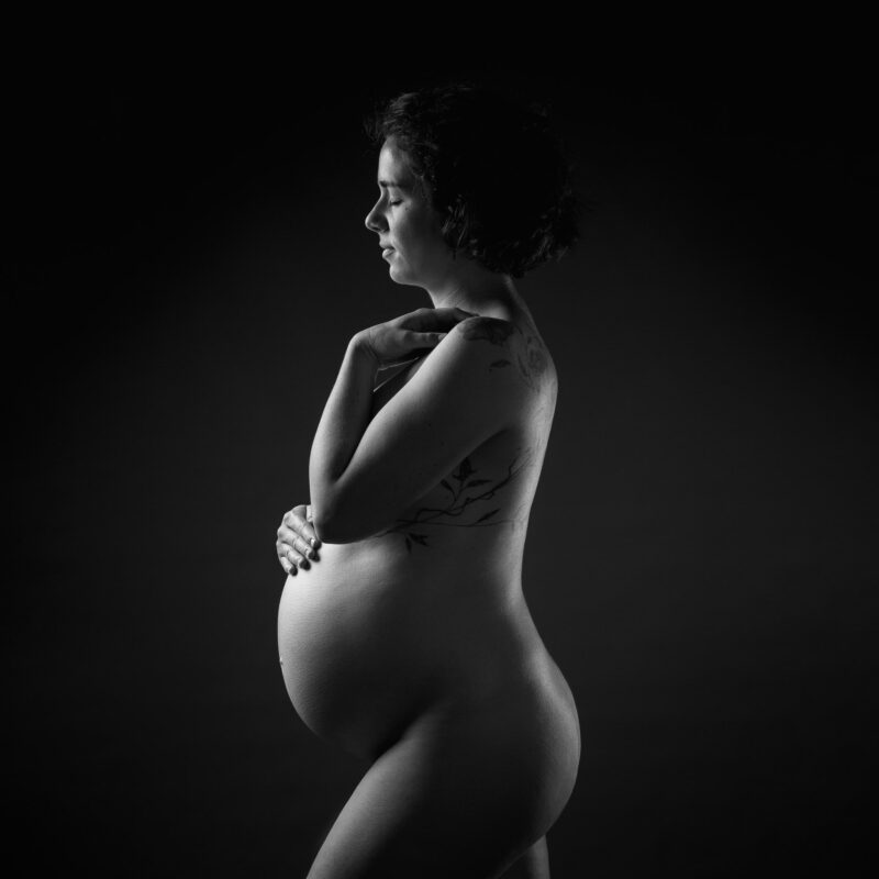 séance photo grossesse avec une femme enceinte nue en studio, photo réalisée par thomas vigliano photographe portraitiste à Chambéry