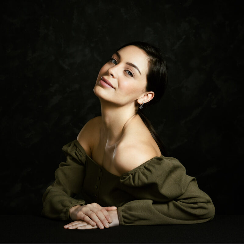 portrait d'une jeune femme en studio, réalisée par thomas vigliano photographe à Chambéry