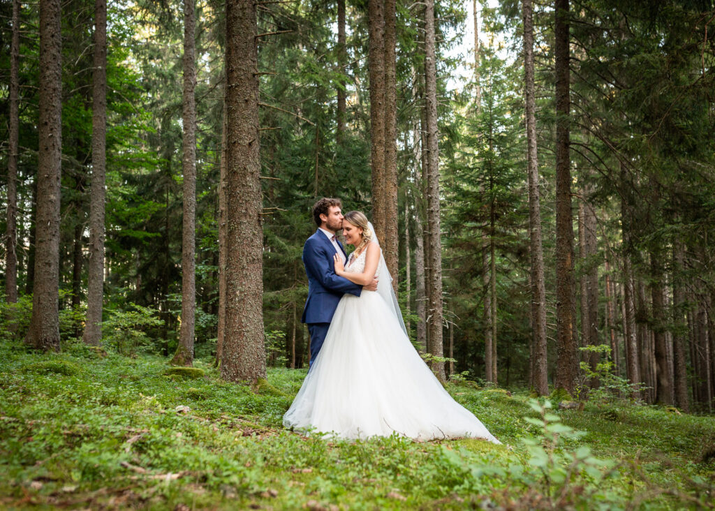 portrait d'un couple de mariés dans les bois, réalisé lors d'une séance photo day after en extérieur par un photographe professionnel en haute savoie