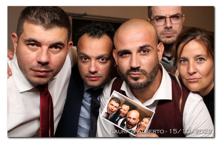 groupe d'amis s'amusant lors de la location d'un photobooth pour un mariage