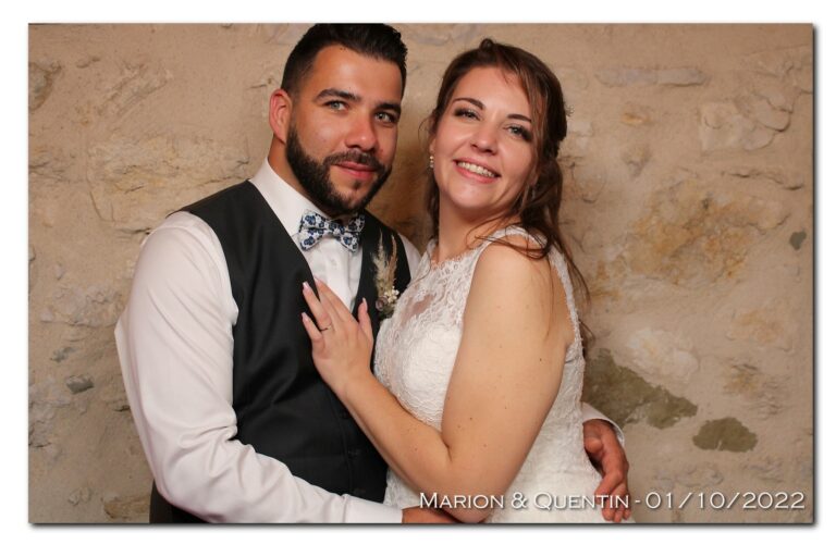 couple de mariés se prenant en photo avec un photobooth en location