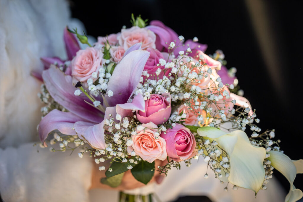 le bouquet de la mariée aux couleurs pastel capturé par un photographe mariage