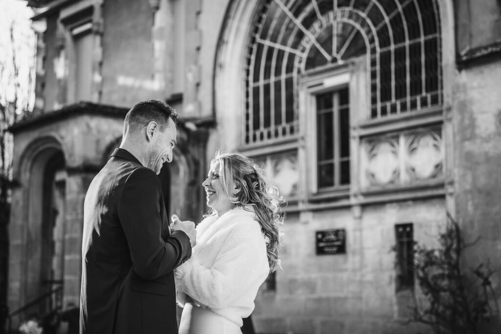 couple de mariés qui se regardent dans les yeux pendant la séance photos de couple le jour de leur mariage, photo réalisée par un photographe mariage à Chambéry