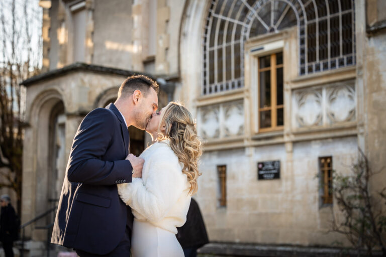 couple de mariés qui s'embrassent pendant la séance photos de couple le jour de leur mariage, photo réalisée par un photographe mariage à Chambéry