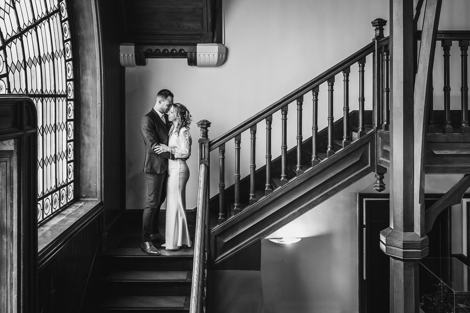 couple de mariés dans un escalier du château, photo réalisée par un photographe mariage