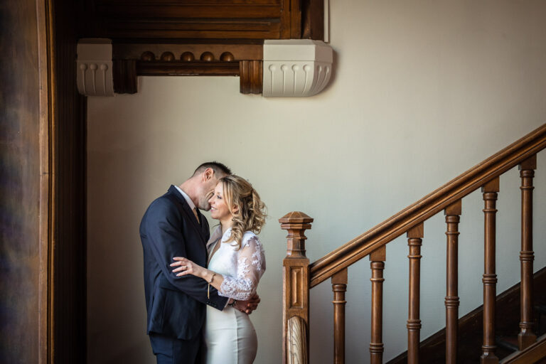 couple de mariés dans un escalier du château, photo réalisée par un photographe mariage