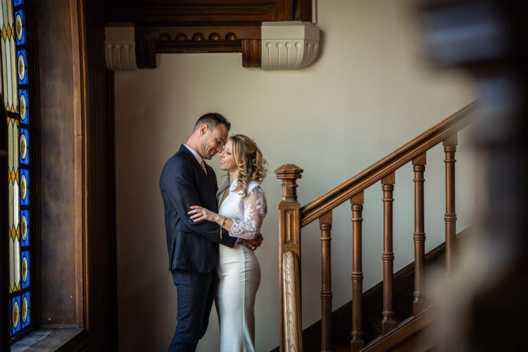 couple de mariés dans un escalier du château, photo réalisée par un photographe mariage