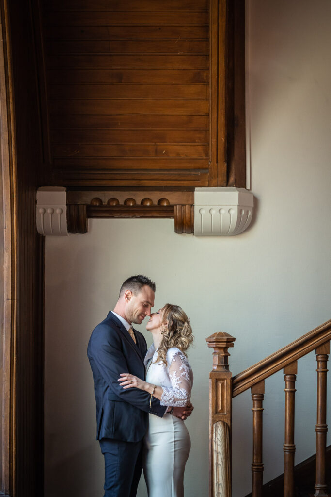 couple de mariés dans un escalier du château, photo réalisée par un photographe mariage