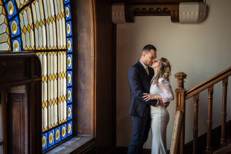 couple de mariés dans un escalier du château, photo réalisée par un photographe mariage