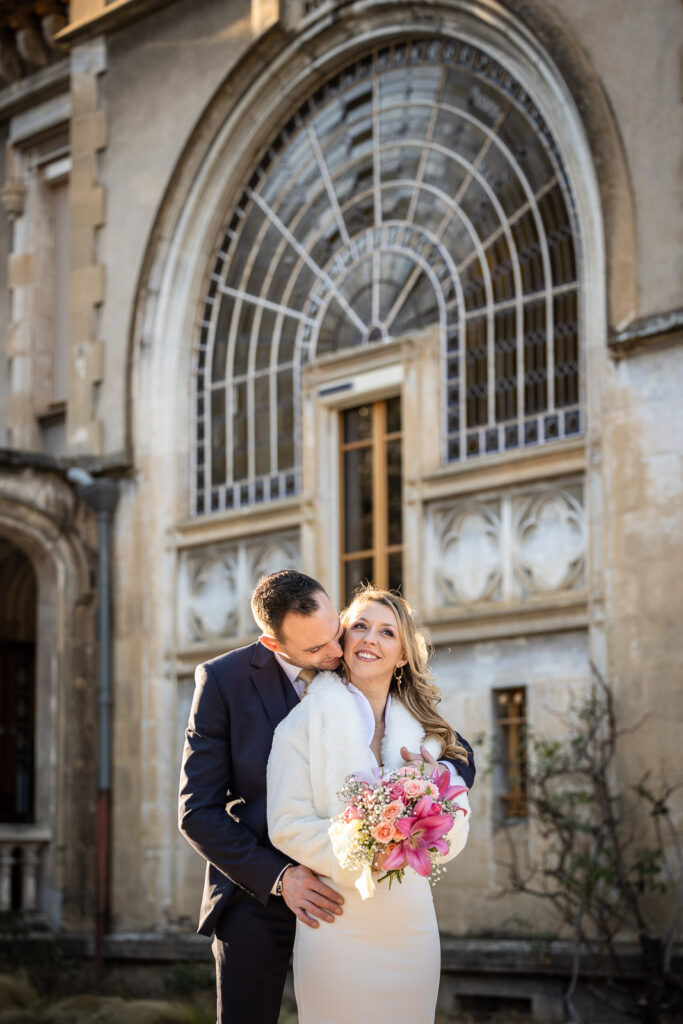 photos d'un couple de mariés de la façade d'un château, photo réalisée par un photographe mariage à Chambéry