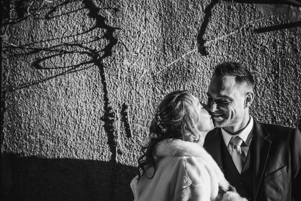 séance photos de couple le jour du mariage avec un photographe spécialisé mariage à Chambéry