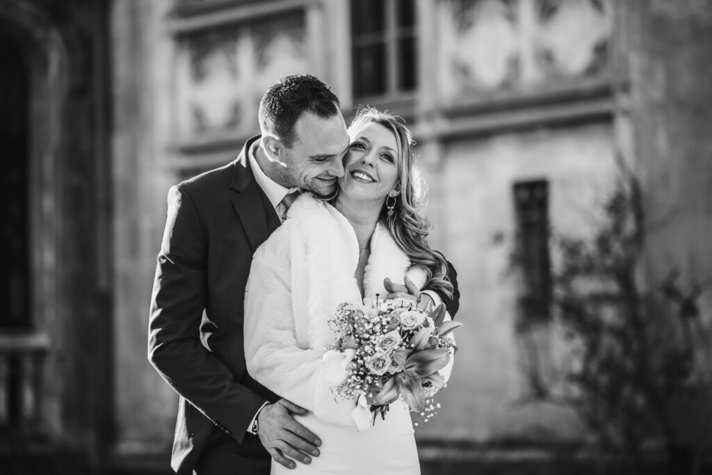 couple de mariés devant la façade d'un château, photo réalisée par un photographe mariage à Chambéry lors d'un mariage intimiste