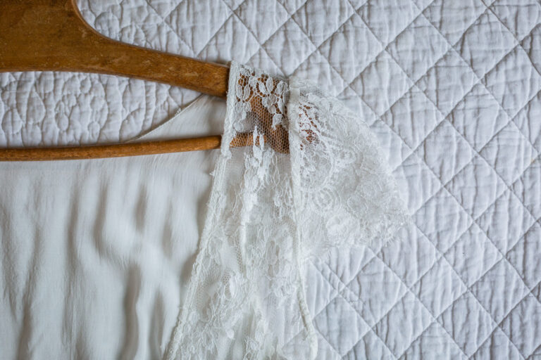 détails close up de la dentelle de la robe de la mariée