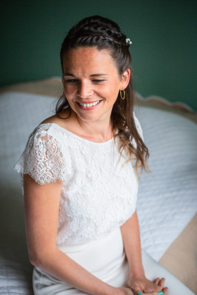 portrait de la mariée ayant terminé ses préparatifs assise sur un fauteuil, photo réalisée par un photographe mariage